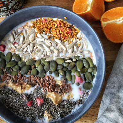 Mic dejun cu fulgi de ovaz, inspirat de tortul de morcovi