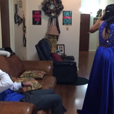 Acest tanar a inceput sa planga cand si-a vazut prietena in rochia de banchet