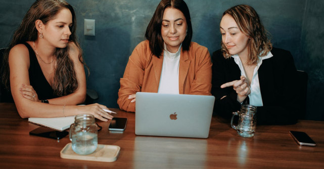 Cum faci față unui job care te demotivează? Trucuri și strategii