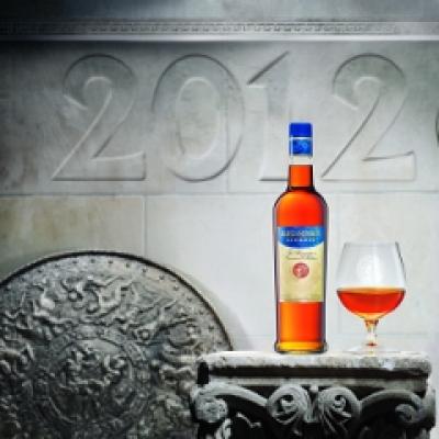 Calendarul Alexandrion 2012: Senzualitatea zeitei Catrinel Menghia si povestea muzelor Greciei Antice