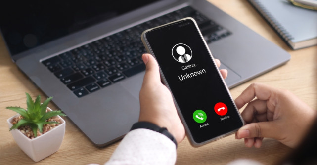 Apeluri false cu roboți sau voce AI: cum recunoști și eviți înșelătoriile