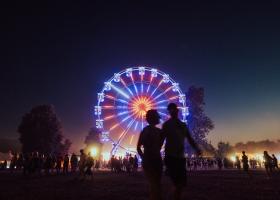 Sport, glam, comedie, invitați speciali și mult zen la Electric Castle. Lista activităților de zi pe domeniul Banffy