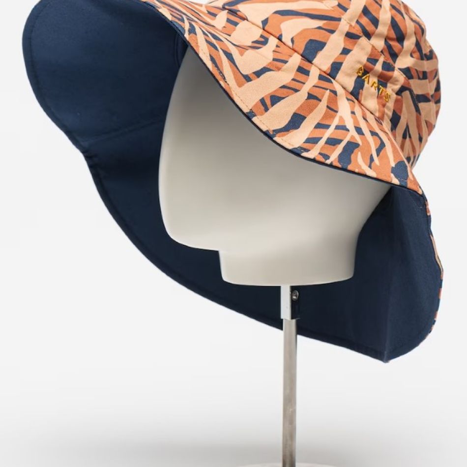 CHIC ȘI PROTEJATĂ DE SOARE CU 20 DE PĂLĂRII ȘI ȘEPCI