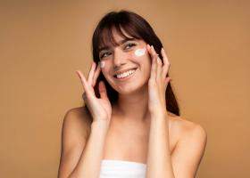Ureea în cremele dermato-cosmetice: ingredient banal sau unul dintre cele mai eficiente pentru pielea foarte uscată?