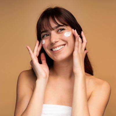 Ureea în cremele dermato-cosmetice: ingredient banal sau unul dintre cele mai eficiente pentru pielea foarte uscată?
