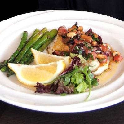 Meniu de vedeta: Salata de pui tras in soia & Dorada Regala cu sos mediteraneean, migdale crocante si sparanghel sote
