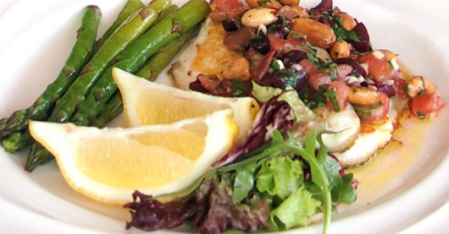 Meniu de vedeta: Salata de pui tras in soia & Dorada Regala cu sos mediteraneean, migdale crocante si sparanghel sote