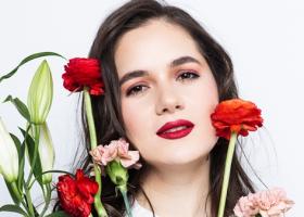 Raluca Radu, semifinalistă la Vocea României, a lansat oficial prima sa piesă – ALAI, o poveste muzicală interesantă