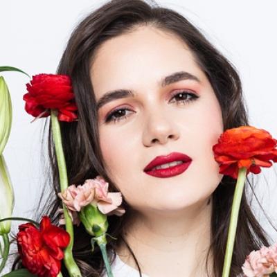 Raluca Radu, semifinalistă la Vocea României, a lansat oficial prima sa piesă – ALAI, o poveste muzicală interesantă