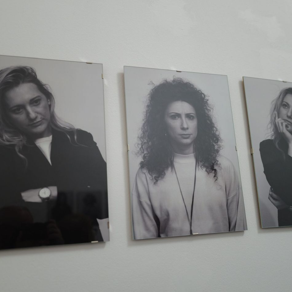 One Woman Countless Emotions: The Heroes Chronicle - O Expoziție Fotografică ce Explorează Trăirea și Exprimarea Emoțiilor