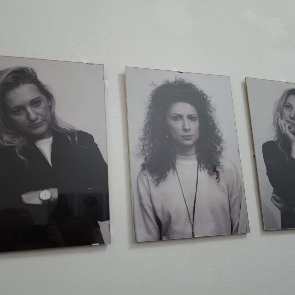 One Woman Countless Emotions: The Heroes Chronicle - O Expoziție Fotografică ce Explorează Trăirea și Exprimarea Emoțiilor