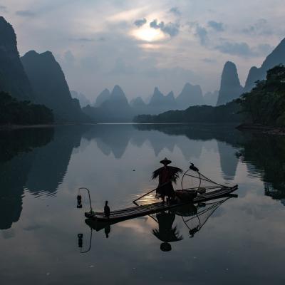 FRICA - Khalil Gibran: Se spune că înainte de a intra în mare un râu se înfioară de frică...