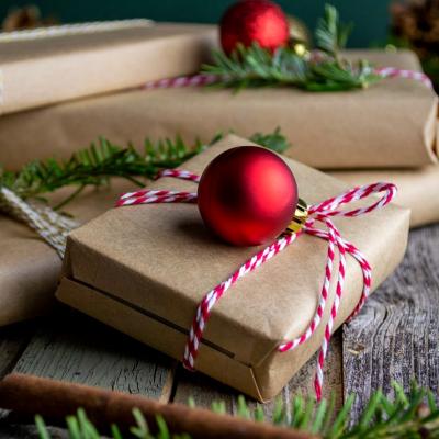 10 secrete: Cum economisesti bani când cumperi cadouri de Crăciun? 