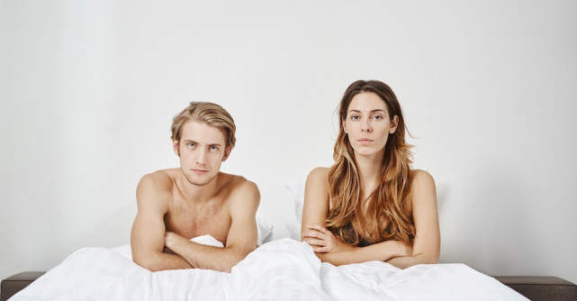 Peste jumătate dintre tinerii din România învață despre educația sexuală de pe internet 