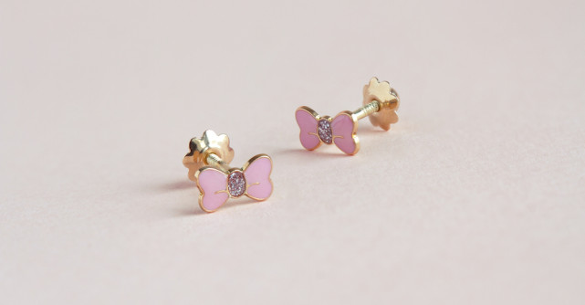 Alegerea bijuteriilor unei micuțe fashioniste: ritualul mamă-fiică de învățare a bunului gust