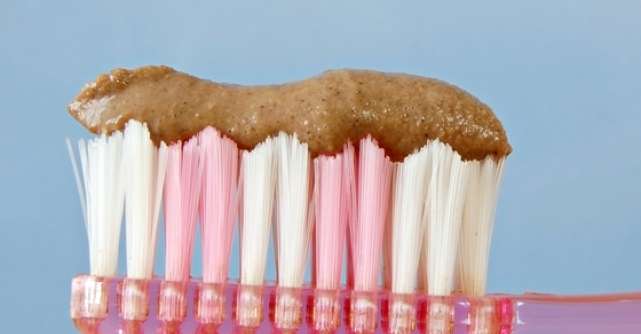 Cum sa faci acasa o pasta de dinti NATURALA din 5 ingrediente