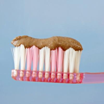 Cum sa faci acasa o pasta de dinti NATURALA din 5 ingrediente