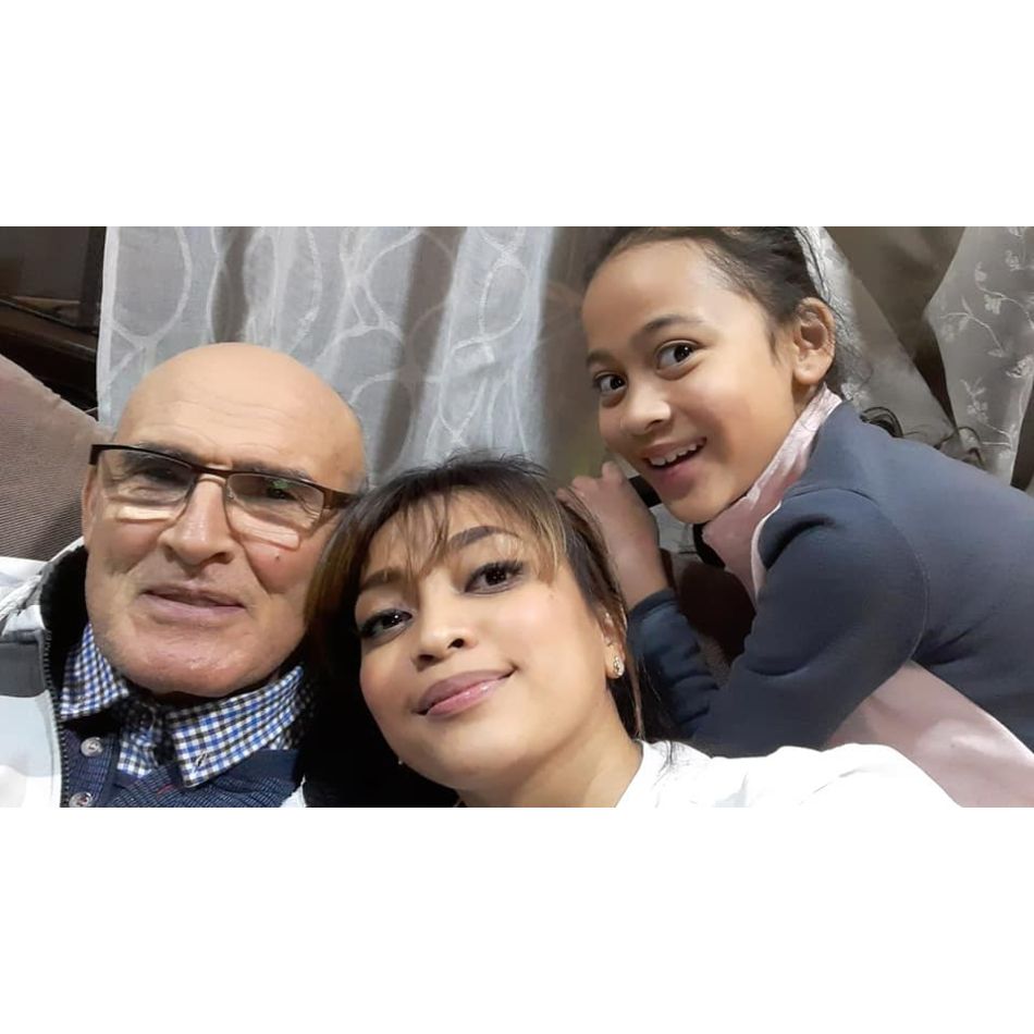 Cât de frumoasă este relația Bellei Santiago cu socrii ei! Părinții soțului artistei au învățat-o pe fiica sa limba română
