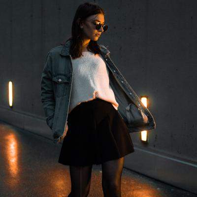 Fustele scurte cloș se poartă mereu indiferent de stil!