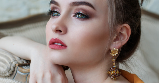 Cerceii-candelabru cu pietre prețioase: cum să îi porți de Revelion!