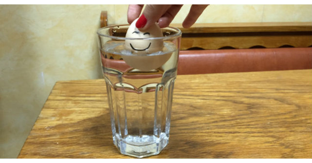 Adauga un ou crud intr-un pahar plin cu apa. Noi cum de nu am stiut asta pana acum?