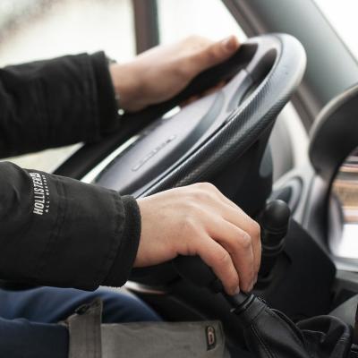 Cu vorbă dulce și livrări rapide. Povestea lui Andrei Frenkel, livratorul care cunoaște TOATE secretele orașului 