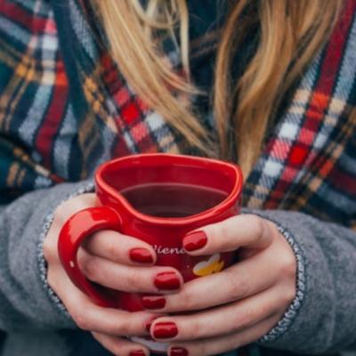 7+ moduri în care să porți o eșarfă mare pătrată tip pled