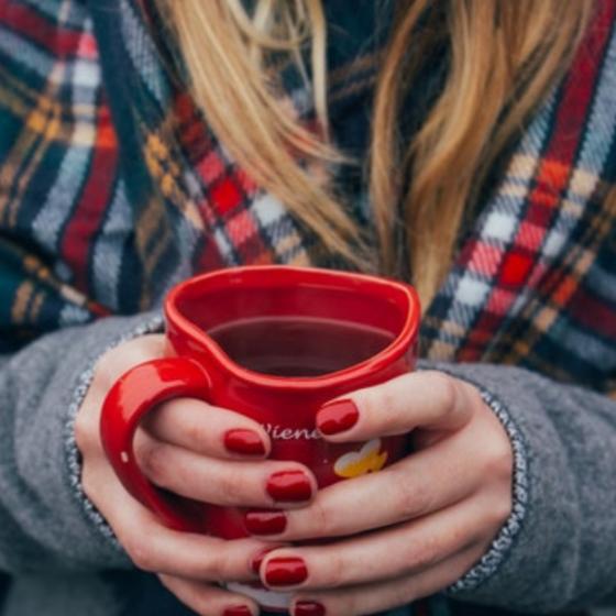 7+ moduri în care să porți o eșarfă mare pătrată tip pled