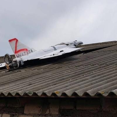 BREAKING NEWS! O dronă cu inscripția Z a căzut pe acoperișul unei case din Republica Moldova. Autoritățile au izolat zona
