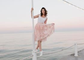 Fustele cu talie înaltă: 6 avantaje pentru un look impecabil