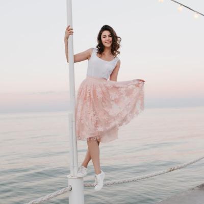 Fustele cu talie înaltă: 6 avantaje pentru un look impecabil 