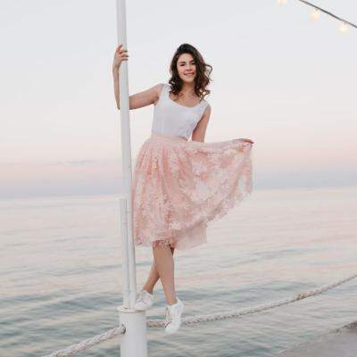 Fustele cu talie înaltă: 6 avantaje pentru un look impecabil 