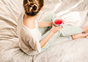 8 băuturi care îți pot ameliora simptomele menstruației (și câteva care nu te vor ajuta deloc)