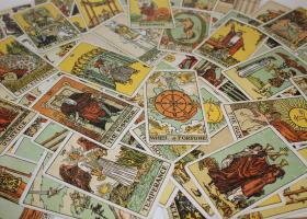 Tarot Gratis Online: Etalare Completa pentru Citirea Viitorului Tau