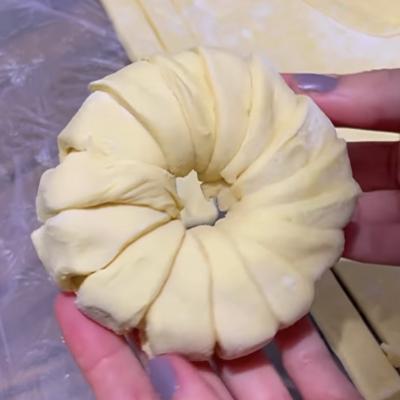 Rasuceste fasii de aluat in jurul feliilor de mere pentru a face cel mai bun si mai usor desert de toamna