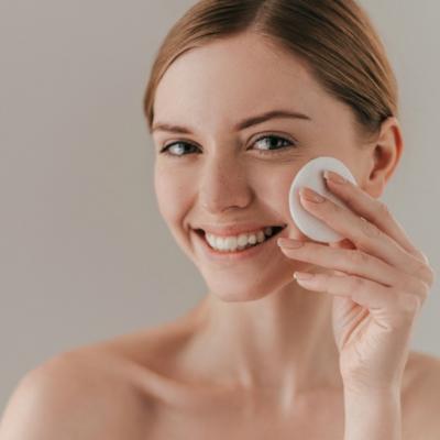 9 moduri inedite in care poti folosi apa micelara