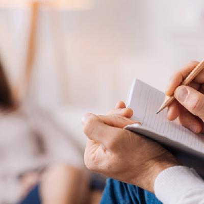 Psihologii dezvaluie ce isi noteaza in timpul sedintelor de terapie. Esti curioasa?