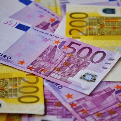Cursul de schimb a EXPLODAT. 1 euro valorează pentru prima dată în istorie peste 5 lei