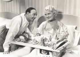 Cum erau sfătuite româncele să-şi ţină bărbaţii fericiţi în Codul bunei neveste din 1934: Fii cât mai rar bolnavă!