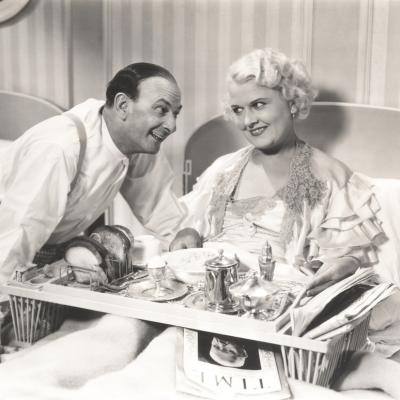 Cum erau sfătuite româncele să-şi ţină bărbaţii fericiţi în Codul bunei neveste din 1934: Fii cât mai rar bolnavă!