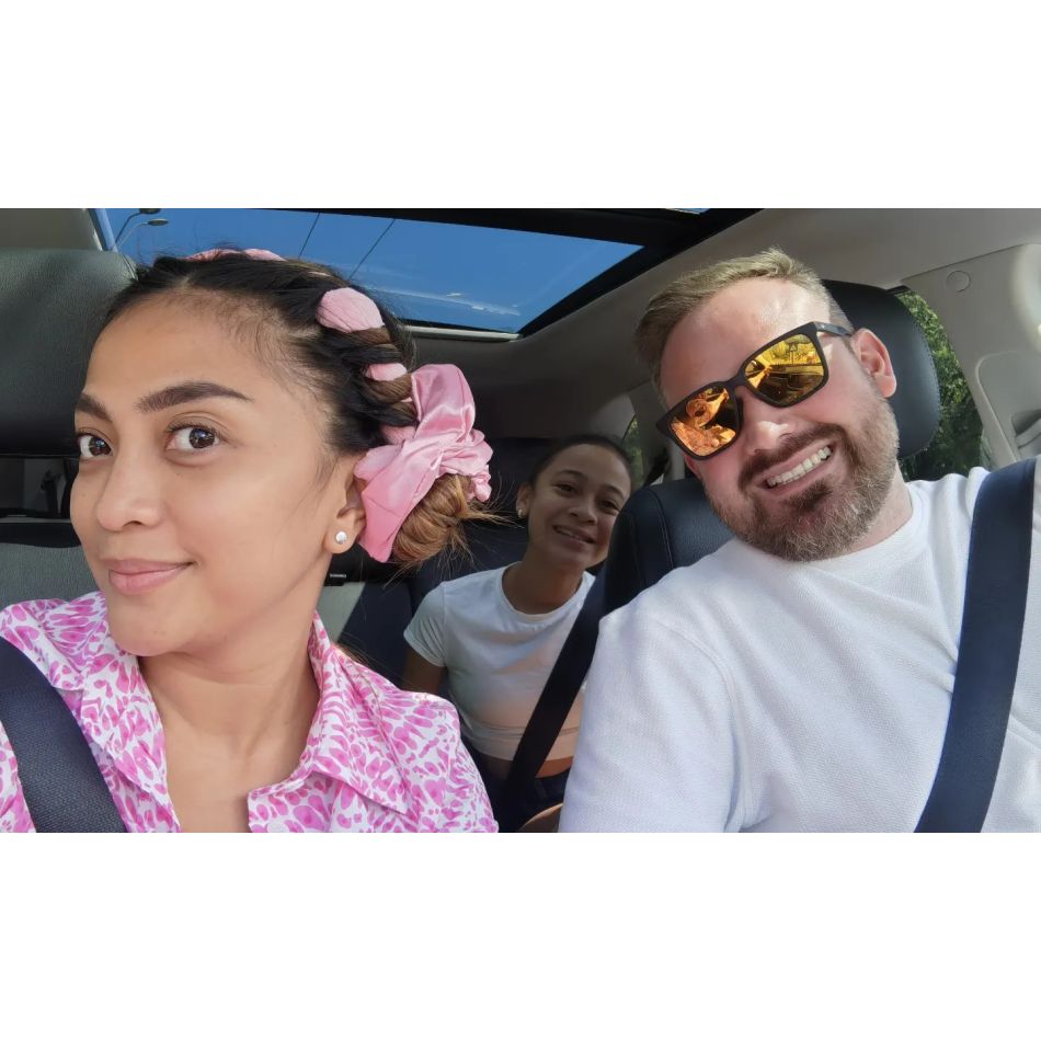 Cât de frumoasă este relația Bellei Santiago cu socrii ei! Părinții soțului artistei au învățat-o pe fiica sa limba română