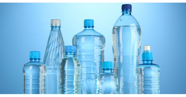 Tu recunosti semnele de pe sticla ta de apa din plastic? Adevarul te-ar putea ingrozi