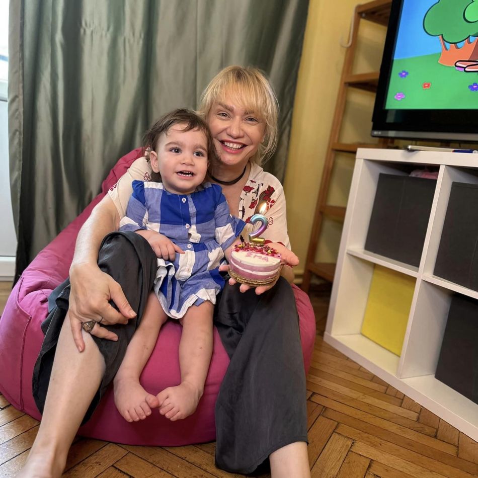 Fetița Cristinei Cioran a împlinit 2 ani! Actrița și tatăl micuței, Alex Dobrescu, s-au pozat împreună