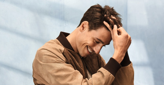 Căderea părului în rândul adolescenților: De ce apare și ce facem în acest sens?