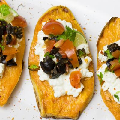 Cartofi dulci umpluti cu quinoa, fasole neagra si guacamole