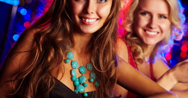 Cum sa porti accesoriile statement. 5 bijuterii must have pentru petrecerile verii