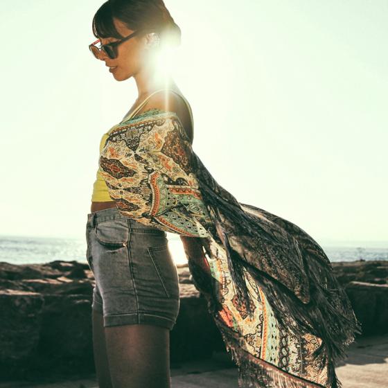 Chimonourile cu imprimeu purtate ca blazer îți transformă total ținuta