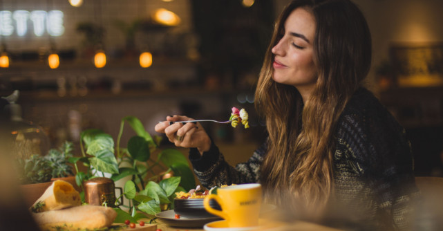 Cum sa faci tranzitia de la dieta la 'mancat intuitiv', ca sa nu te mai ingrasi la loc – sfaturile unui nutritionist