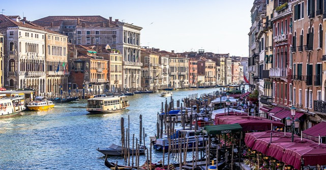 Brad Pitt și Ines de Ramon, apariție spectaculoasă pe covorul roșu la Festivalul de Film de la Veneția