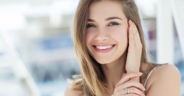 Machiaj zilnic? 5 Trucuri pe care le folosesc pentru un ten luminos și tânăr